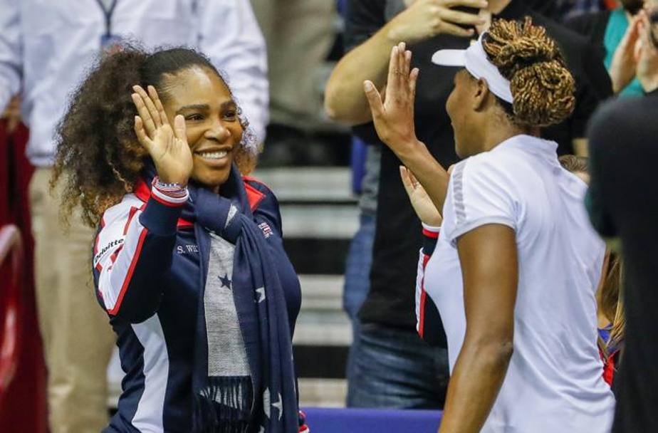 Serena si congratula con la sorella Venus che ha vinto il primo singolare con l&#39;Olanda, disputando la 1000 partita in carriera.